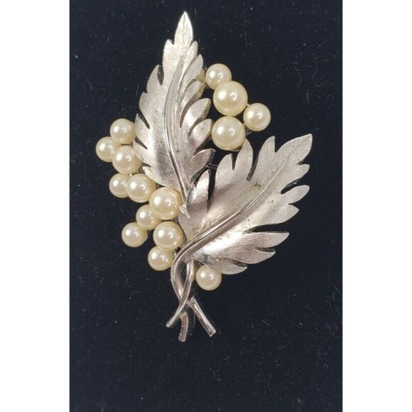 Vintage Crown TRIFARI Signed Pearl and Silver Tone Pin Brooch **rare** 1950-60's - Picture 2 of 8